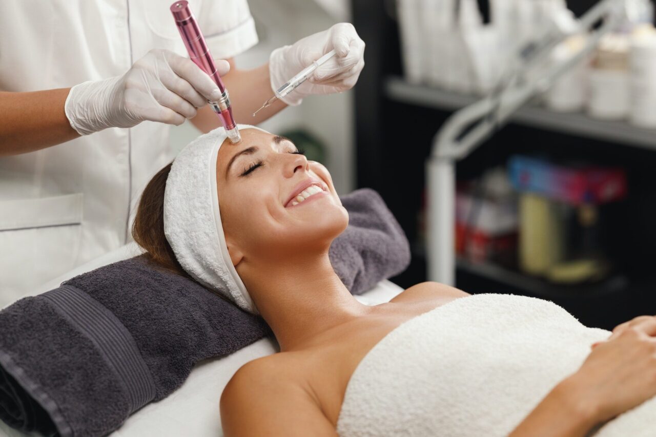 dermapen-micro-needling-treatment-in-a-beauty-salon